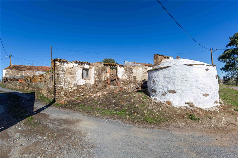 Terreno com ruina / Castro Verde, São Marcos da Ataboeira