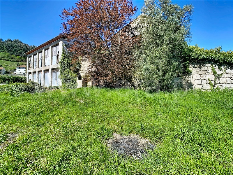 Terreno com ruina / Celorico de Basto, Basto (São Clemente)