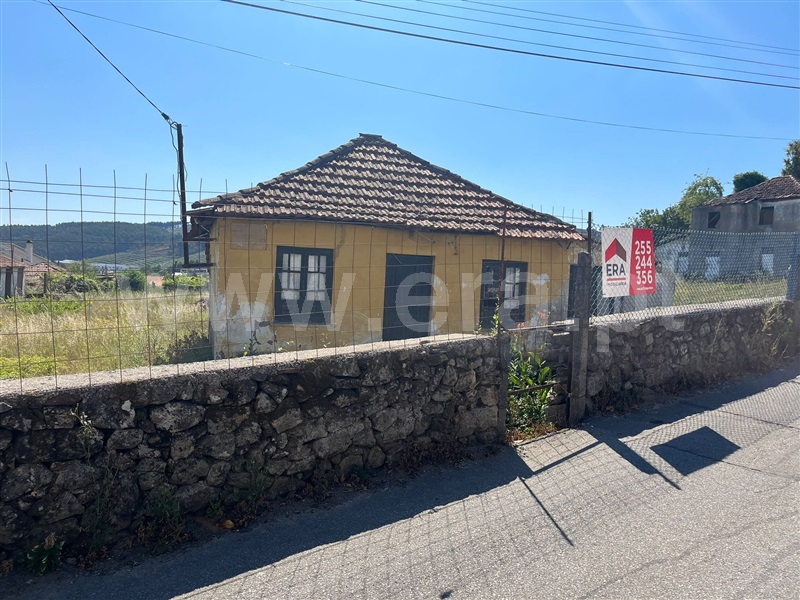 Terreno com ruina / Felgueiras, Idães