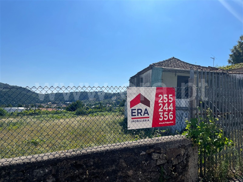 Terreno com ruina / Felgueiras, Idães