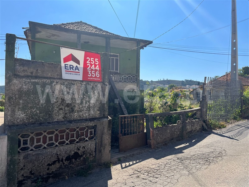 Terreno com ruina / Felgueiras, Idães