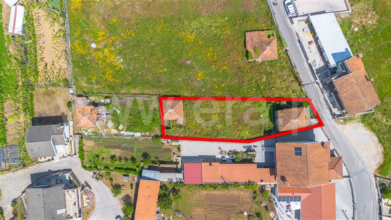 Terreno com ruina / Felgueiras, Idães