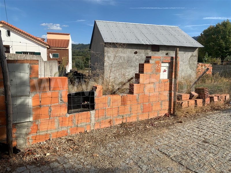 Terreno com ruina / Fundão, Freixial
