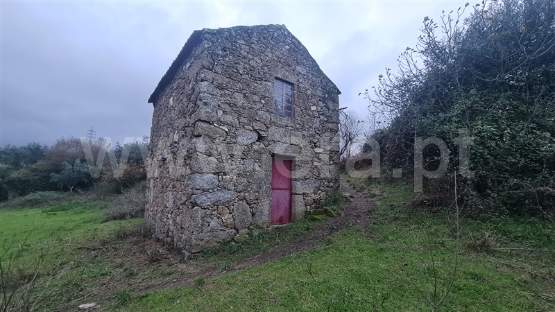 Terreno com ruina / Gouveia, Gouveia