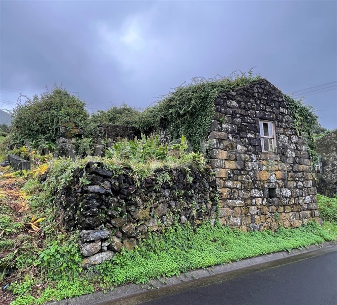 Terreno com ruina / Horta, Capelo