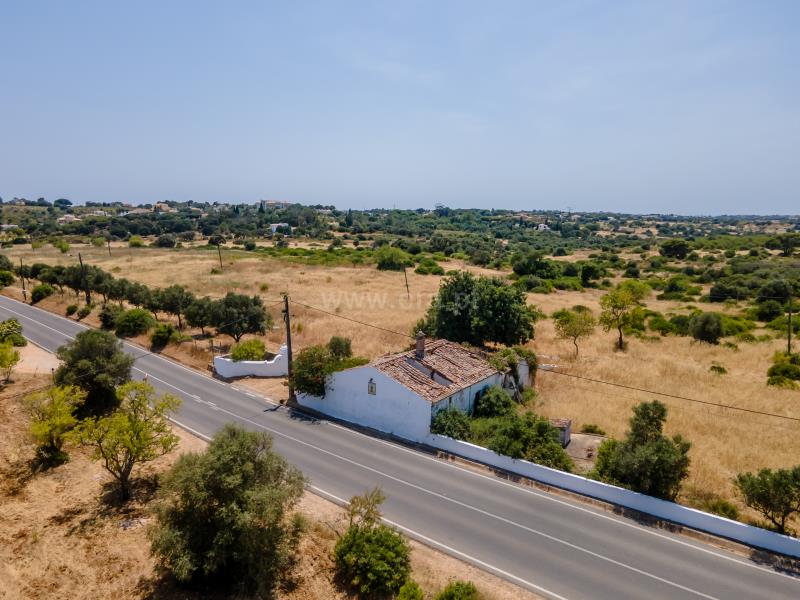 Terreno com ruina / Lagoa, Lombos