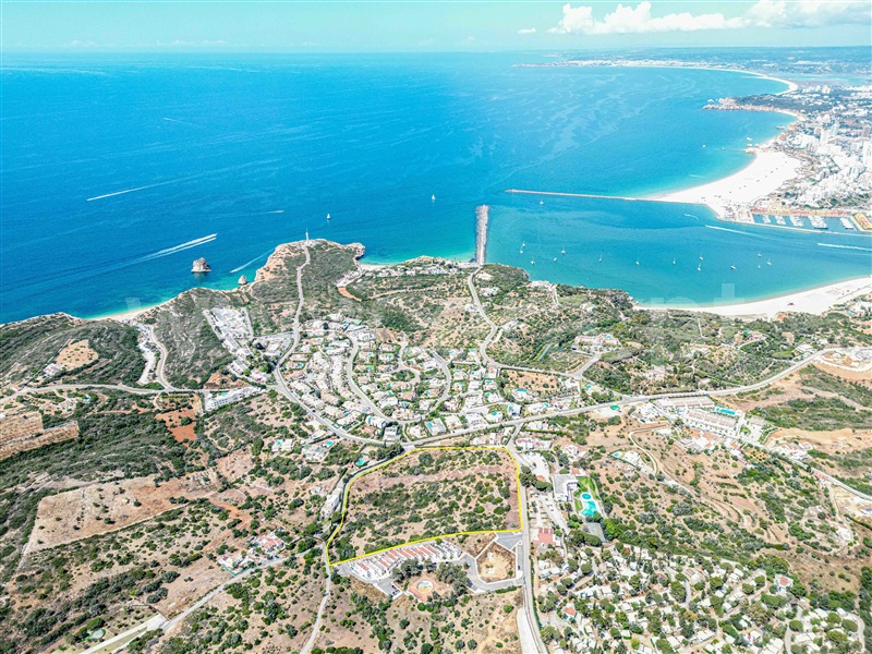 Terreno com ruina / Lagoa, Vale de Azinhaga