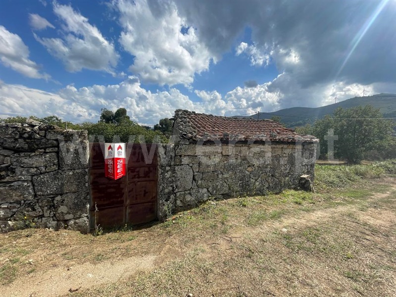 Terreno com ruina / Lamego, Lalim