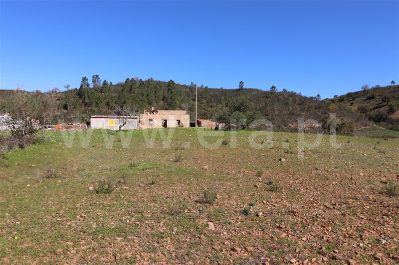Terreno com ruina / Loulé, Salir