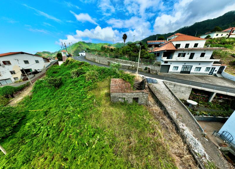 Terreno com ruina / Machico, Referta