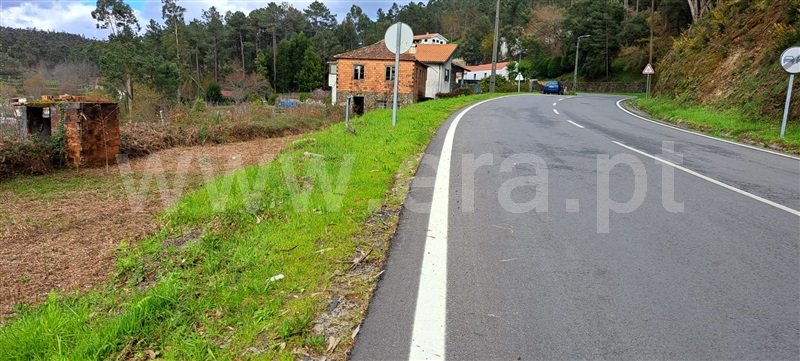 Terreno com ruina / Oliveira de Azeméis, Fajões