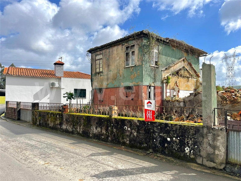 Terreno com ruina / Oliveira de Azeméis, Loureiro