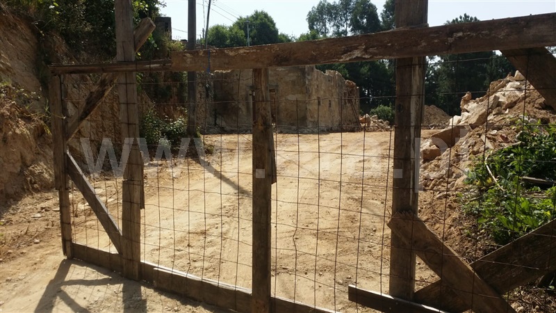 Terreno com ruina / Oliveira de Azeméis, Vila de Cucujães
