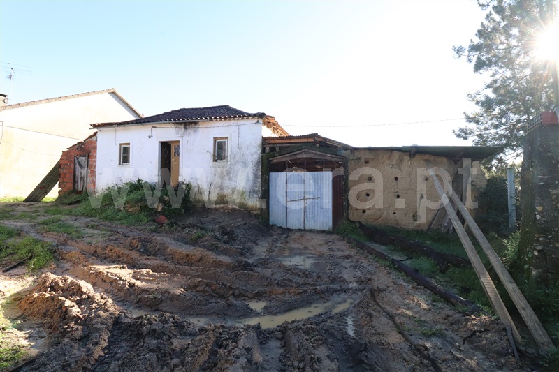 Terreno com ruina / Ourém, Freixianda, Ribeira do Fárrio e Formigais