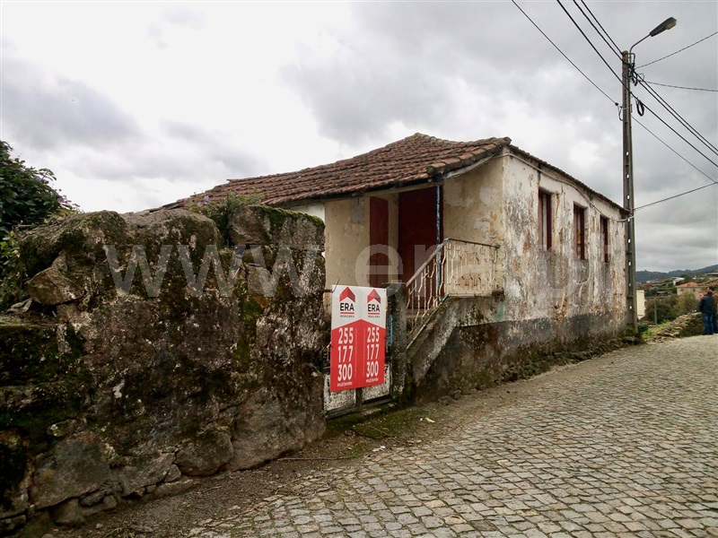 Terreno com ruina / Paredes, Beire