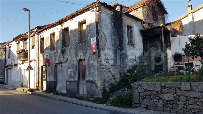 Terreno com ruina / Paredes, Cete