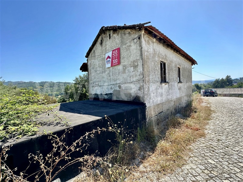 Terreno com ruina / Penafiel, Castelões
