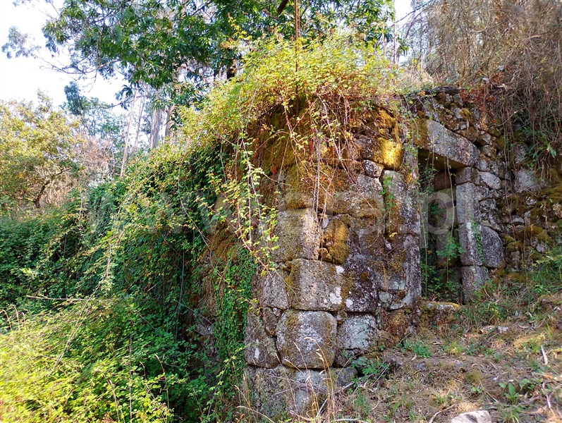 Terreno com ruina / Ponte da Barca, Sampriz