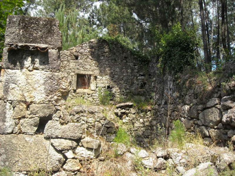Terreno com ruina / Ponte de Lima, Barrio
