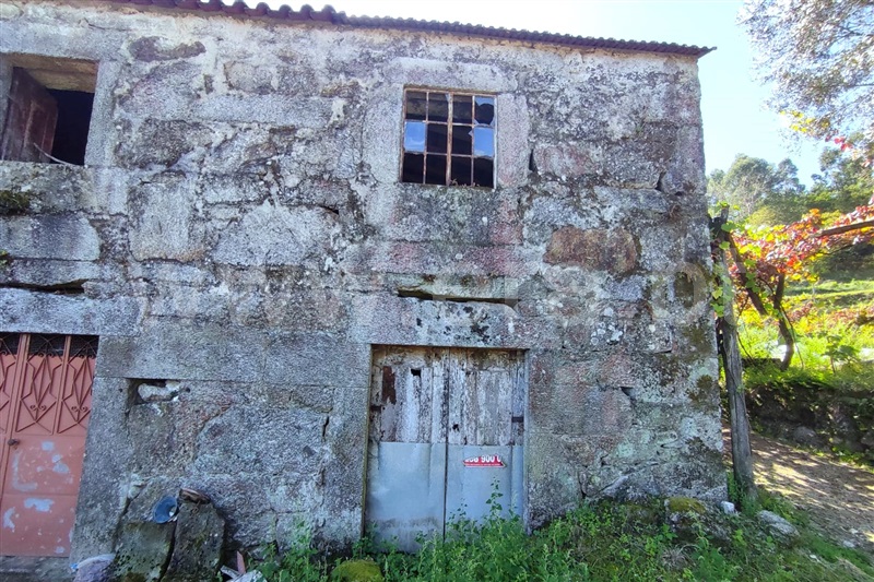Terreno com ruina / Ponte de Lima, Gondufe
