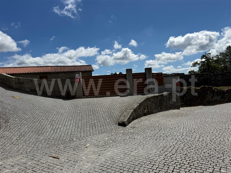 Terreno com ruina / Póvoa de Lanhoso, Serzedelo