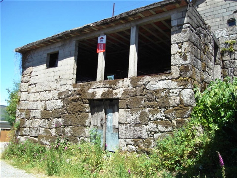 Terreno com ruina / Póvoa de Lanhoso, Sobradelo da Goma