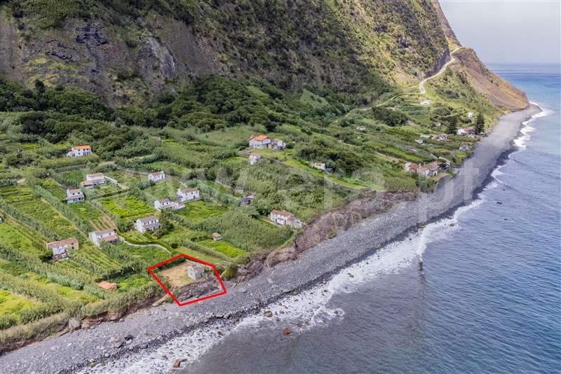 Terreno com ruina / Povoação, Água Retorta