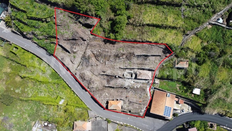 Terreno com ruina / Ribeira Brava, Tabua
