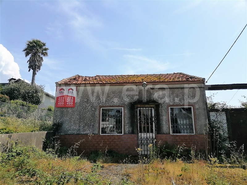 Terreno com ruina / Santa Maria da Feira, Nogueira da Regedoura