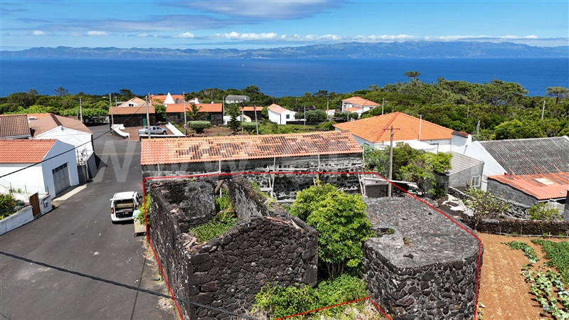 Terreno com ruina / São Roque do Pico, Santo António
