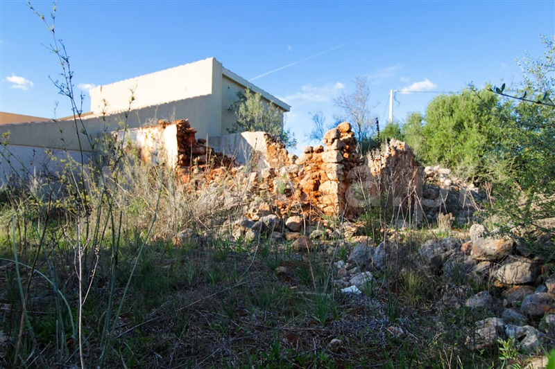 Terreno com ruina / Silves, São Bartolomeu de Messines