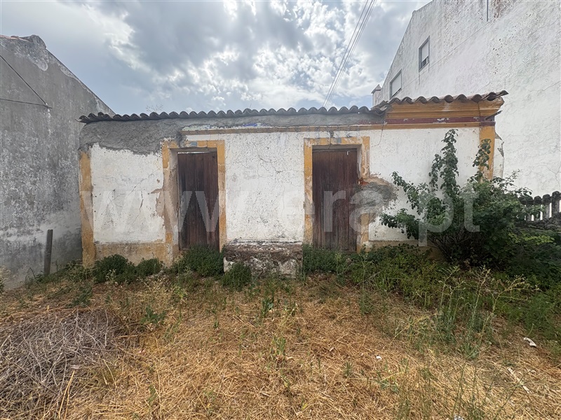Terreno com ruina T2 / Abrantes, Pego