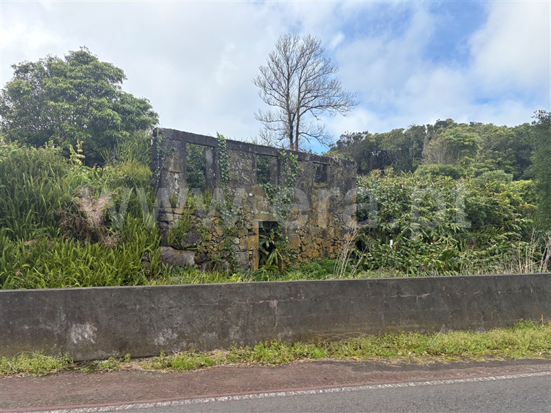 Terreno com ruina T2 / Lajes do Pico, Piedade