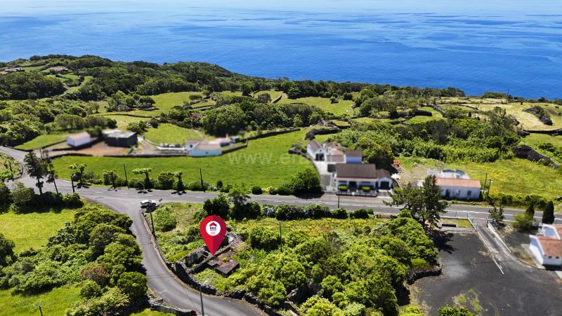 Terreno com ruina T2 / Lajes do Pico, Piedade