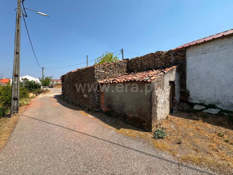 Terreno com ruina T2 / Mação, Cardigos
