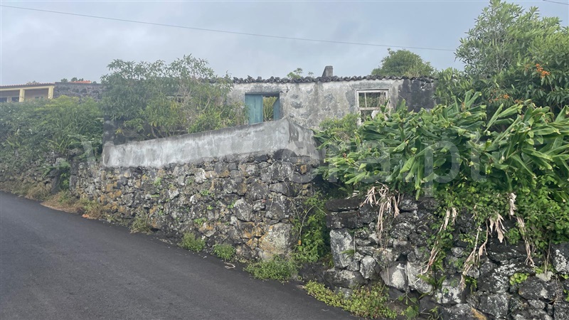 Terreno com ruina T2 / Madalena, São Mateus