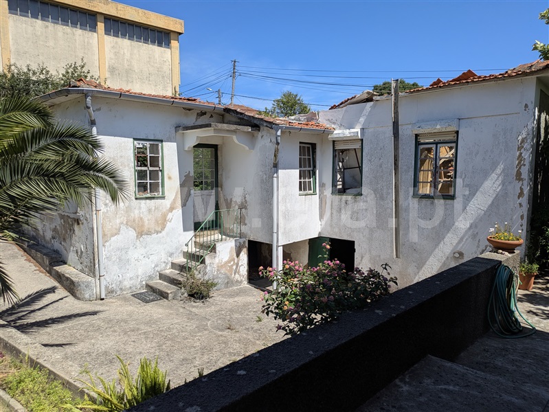 Terreno com ruina T2 / Santa Maria da Feira, Paços de Brandão