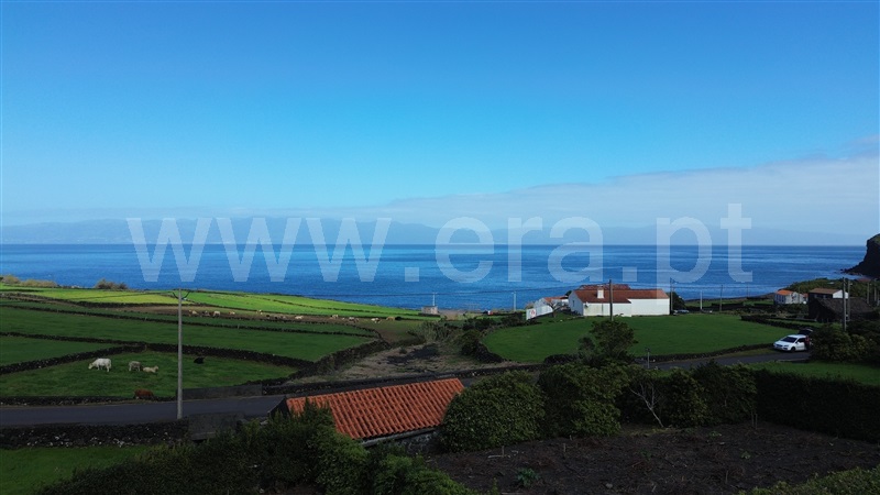 Terreno com ruina T2 / São Roque do Pico, Prainha