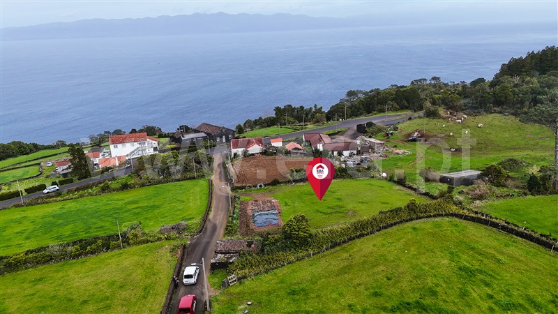 Terreno com ruina T2 / São Roque do Pico, Prainha