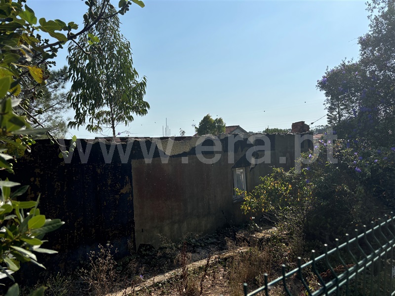 Terreno com ruina T2 / Sintra, Almargem do Bispo, Pêro Pinheiro e Montelavar