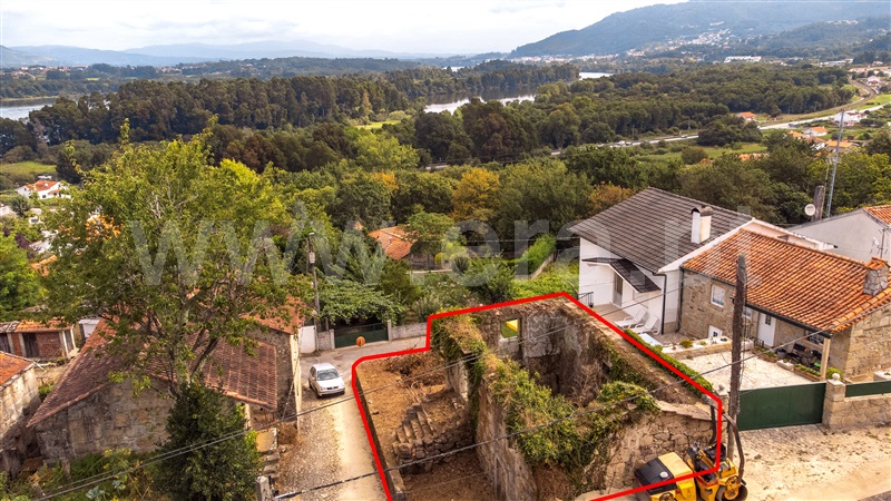 Terreno com ruina T2 / Vila Nova de Cerveira, Gondarém