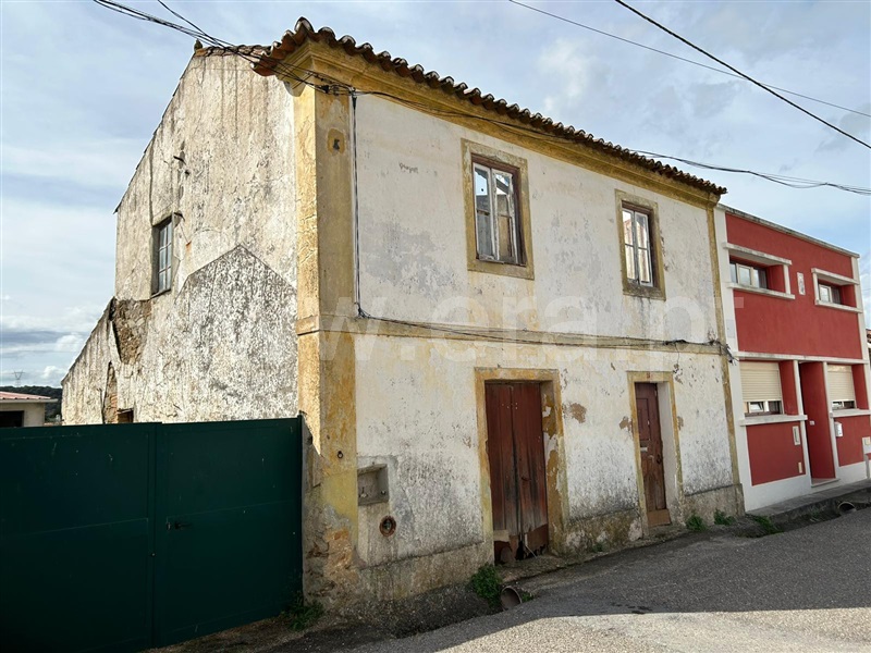 Terreno com ruina T3 / Abrantes, Crucifixo