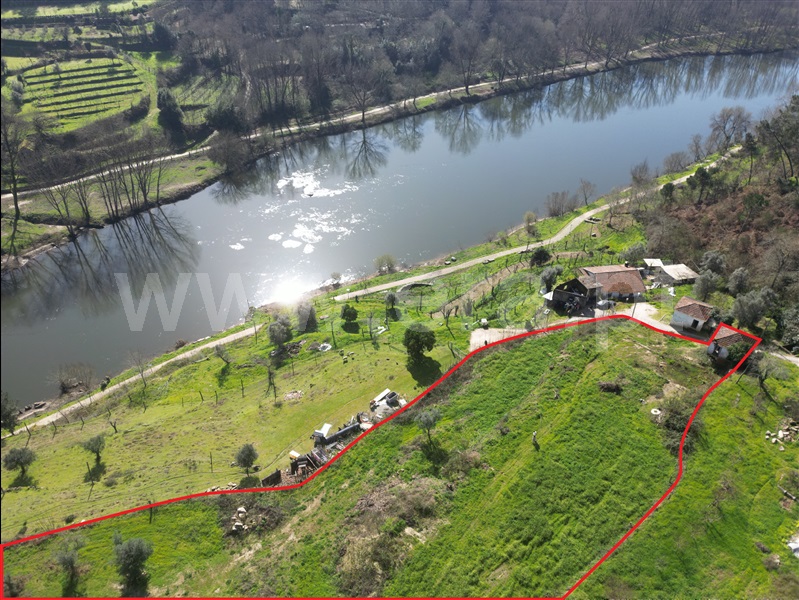 Terreno com ruina T3 / Amarante, Louredo