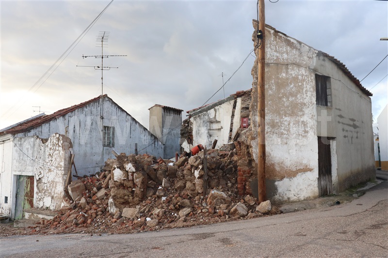 Terreno com ruina T3 / Gavião, Comenda