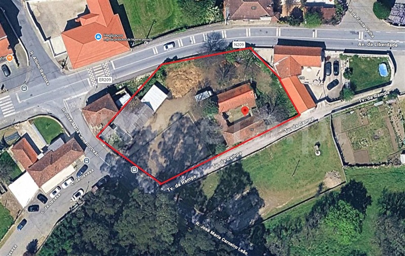 Terreno com ruina T3 / Paços de Ferreira, Figueiró