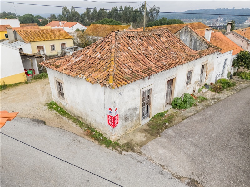 Terreno com ruina T3 / Rio Maior, Outeiro da Cortiçada e Arruda dos Pisões