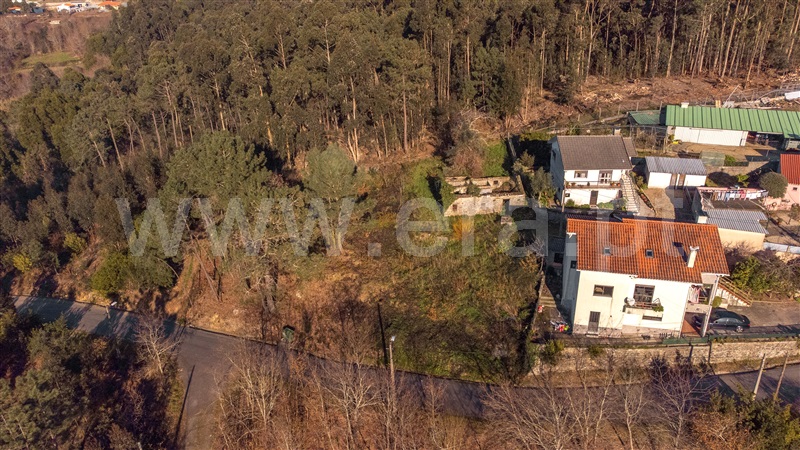 Terreno com ruina T3 / Vila Nova de Cerveira, Gondarém