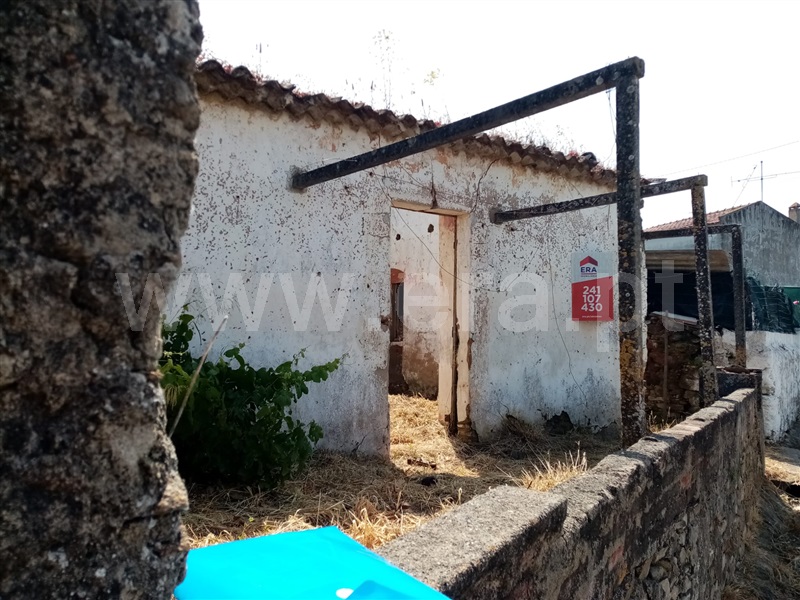 Terreno com ruina T4 / Abrantes, Mouriscas