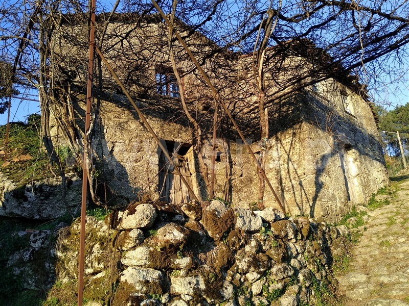 Terreno com ruina / Terras de Bouro, Cibões e Brufe