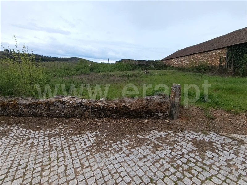Terreno com ruina / Valpaços, Água Revés e Crasto